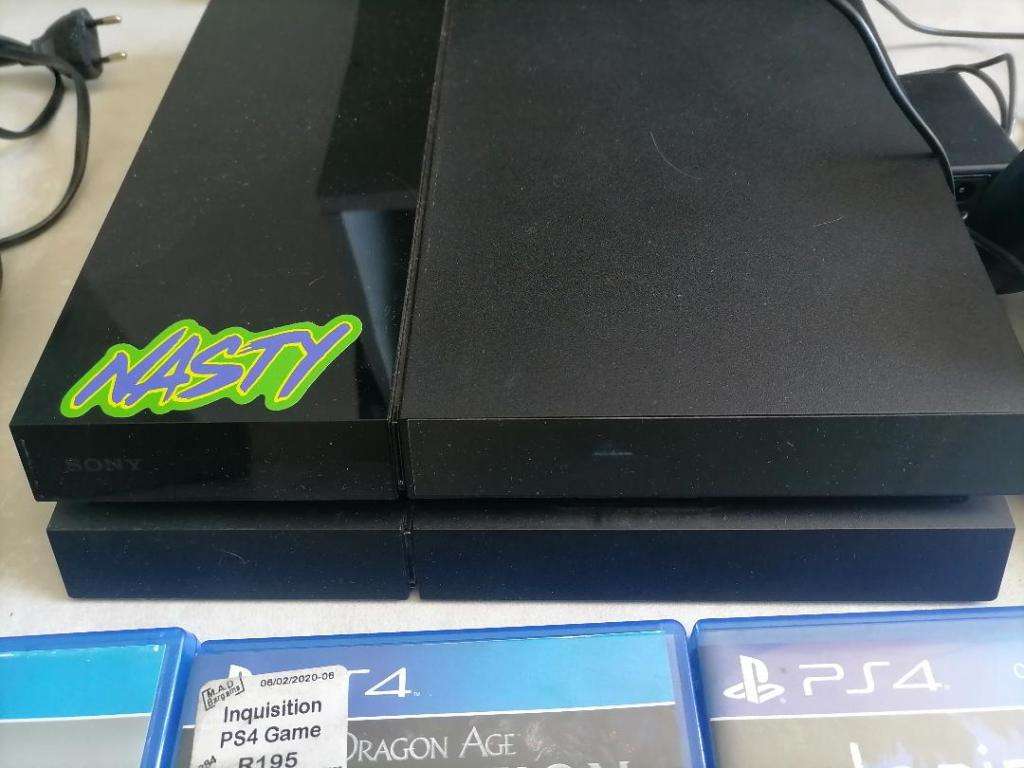 *AWESOME DEAL*R30 FREIGHT*AWESOME UNIT*SONY PS4 WITH 2 CONTROLS/DOC STATION GAMES ETC**