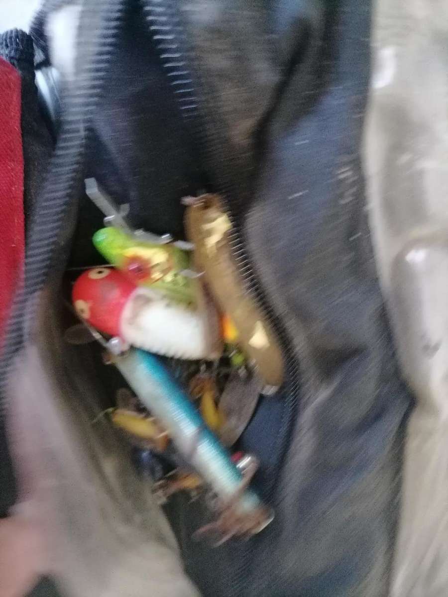 *SHOP CLOSURE*R30 FREIGHT*BULK LOT OF FISHING EQUIPMENT*2 X PENN 500 REELS,BAGS,LURES,HOOKS,SINKERS*