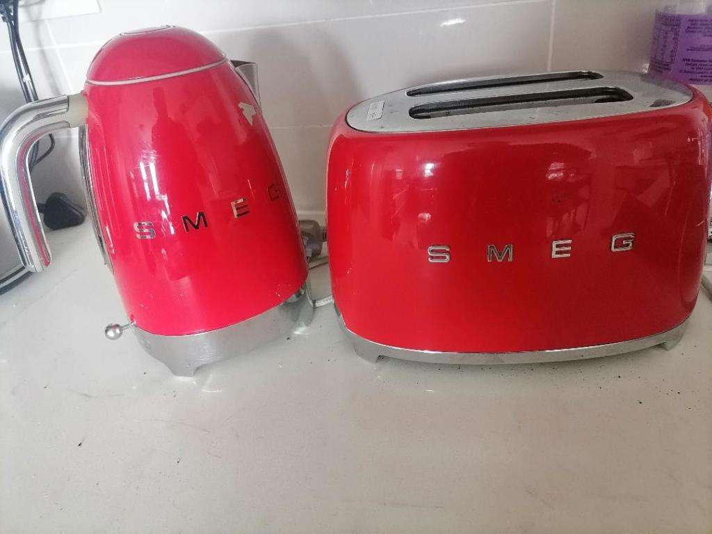 *HOTEL CLOSURE**R30 FREIGHT*SMEG KETTLE AND TOASTER**FAULTY/UNTESTED*ONE BID FOR BOTH**
