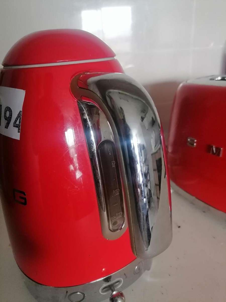 *HOTEL CLOSURE**R30 FREIGHT*SMEG KETTLE AND TOASTER**FAULTY/UNTESTED*ONE BID FOR BOTH**
