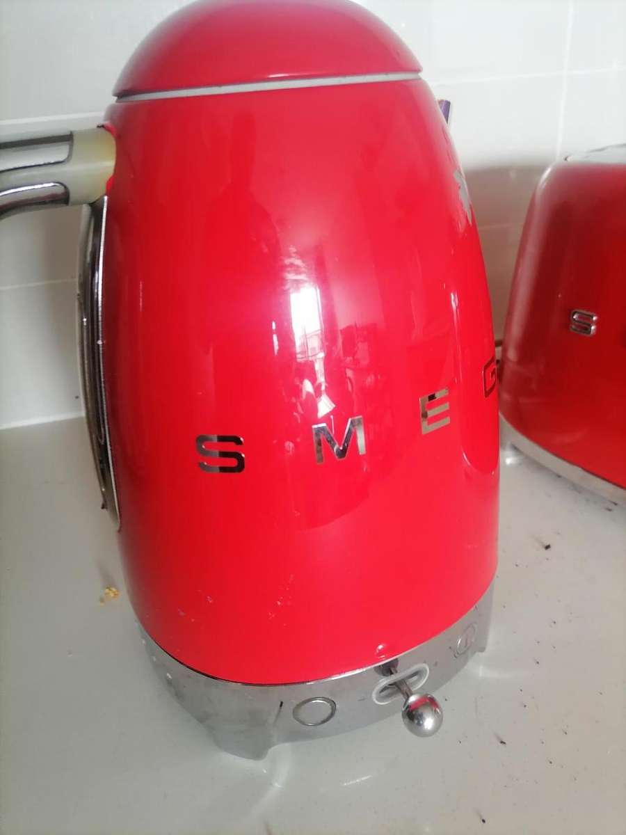 *HOTEL CLOSURE**R30 FREIGHT*SMEG KETTLE AND TOASTER**FAULTY/UNTESTED*ONE BID FOR BOTH**