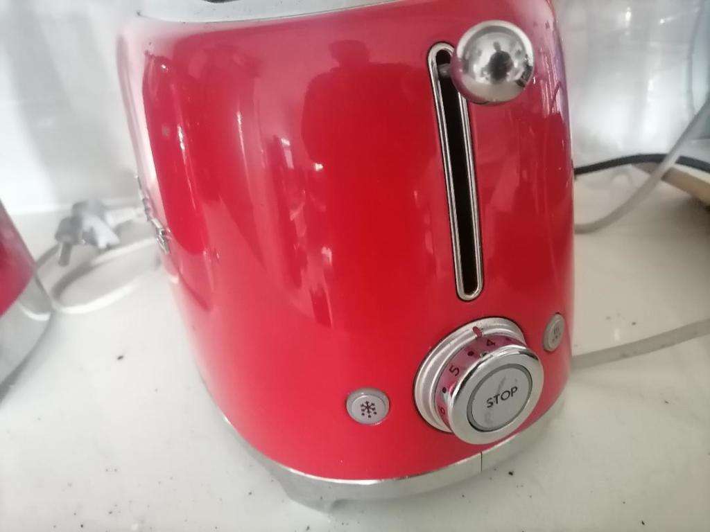 *HOTEL CLOSURE**R30 FREIGHT*SMEG KETTLE AND TOASTER**FAULTY/UNTESTED*ONE BID FOR BOTH**