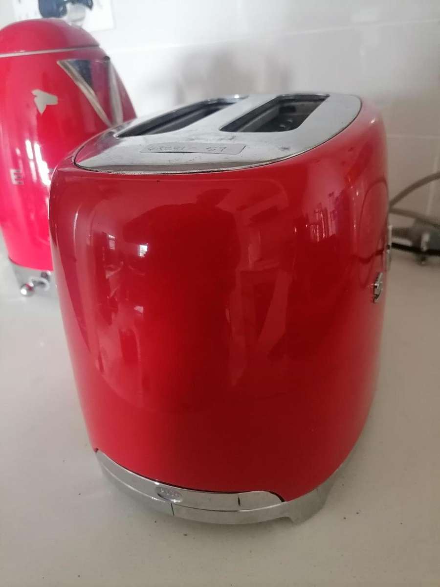 *HOTEL CLOSURE**R30 FREIGHT*SMEG KETTLE AND TOASTER**FAULTY/UNTESTED*ONE BID FOR BOTH**