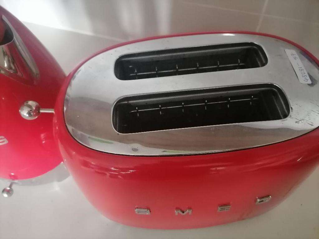 *HOTEL CLOSURE**R30 FREIGHT*SMEG KETTLE AND TOASTER**FAULTY/UNTESTED*ONE BID FOR BOTH**