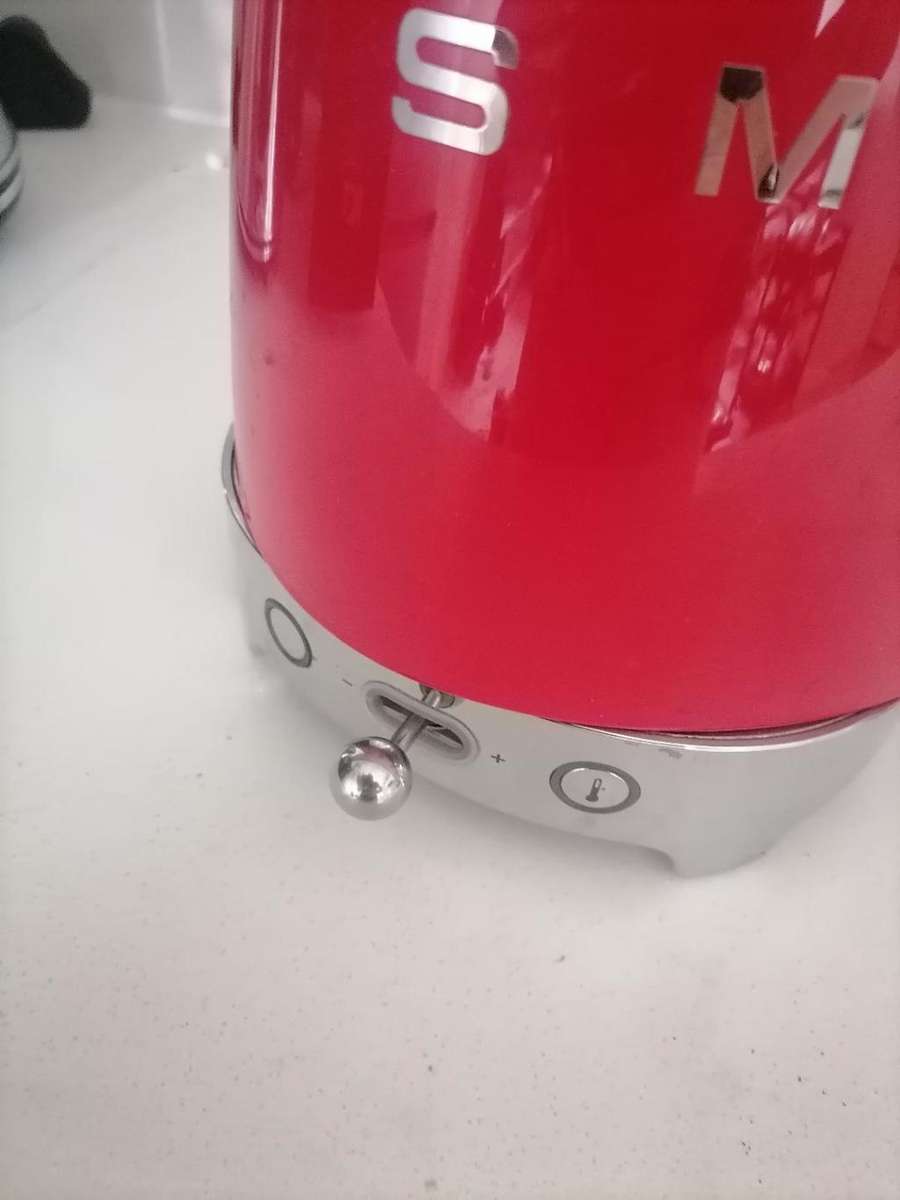 *HOTEL CLOSURE**R30 FREIGHT*SMEG KETTLE AND TOASTER**FAULTY/UNTESTED*ONE BID FOR BOTH**