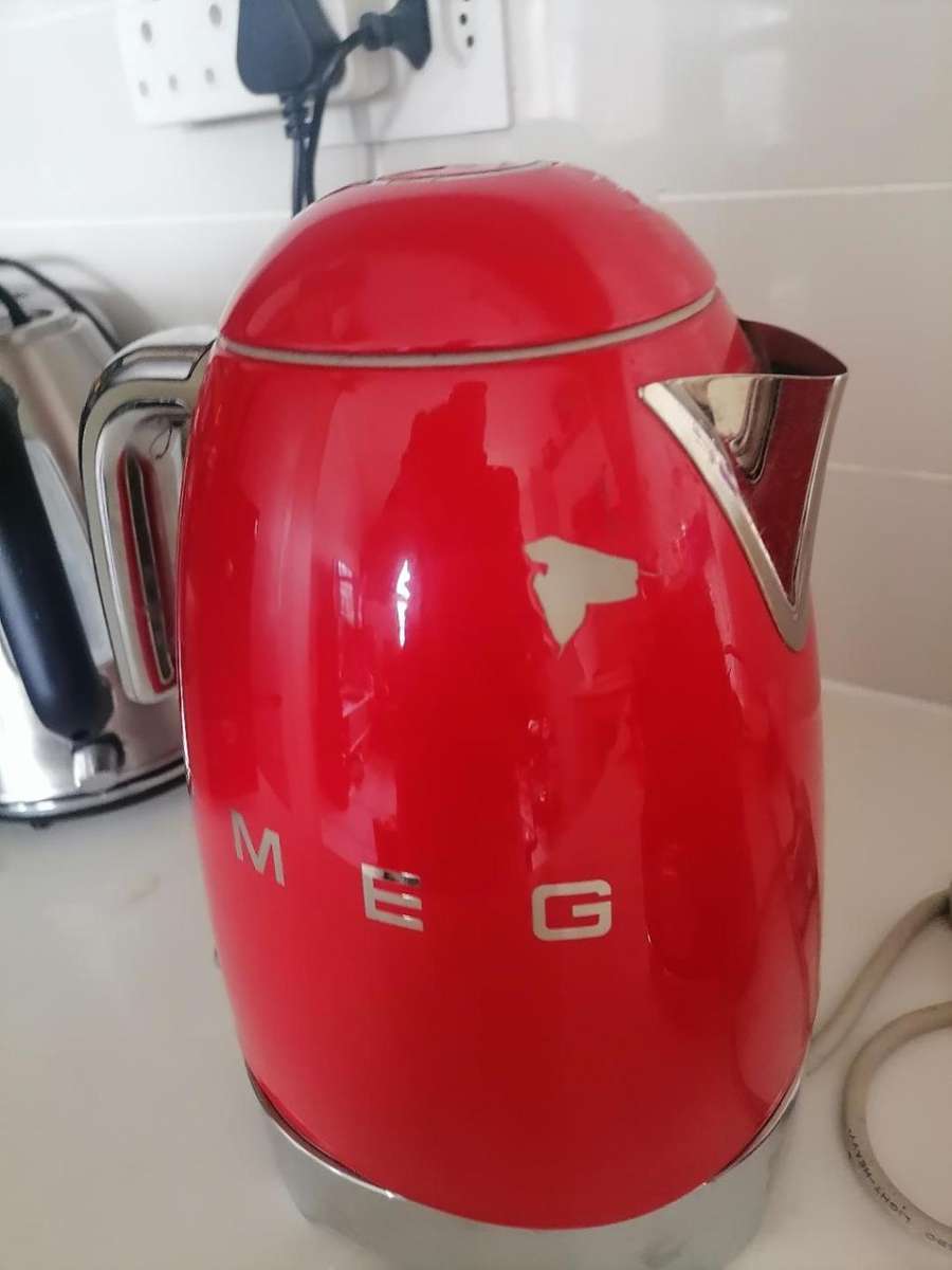 *HOTEL CLOSURE**R30 FREIGHT*SMEG KETTLE AND TOASTER**FAULTY/UNTESTED*ONE BID FOR BOTH**