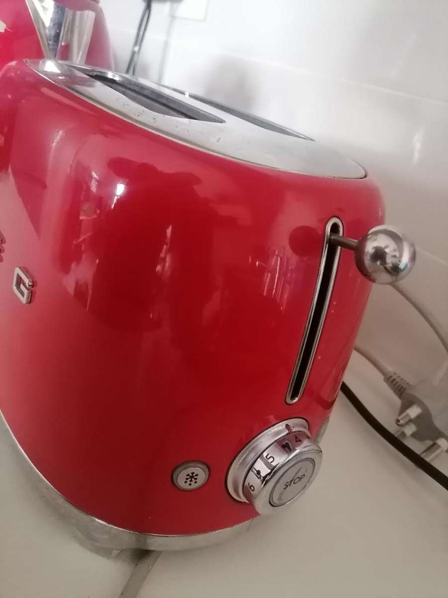 *HOTEL CLOSURE**R30 FREIGHT*SMEG KETTLE AND TOASTER**FAULTY/UNTESTED*ONE BID FOR BOTH**
