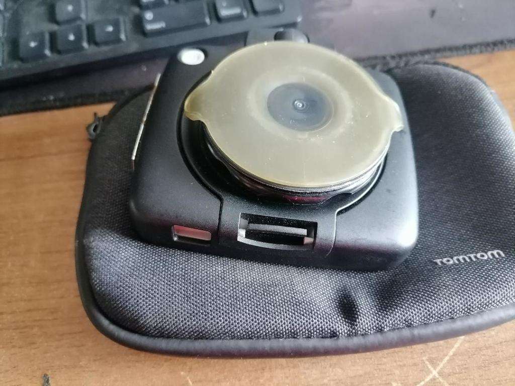 *GRAB THE LAST DEALS OF THE YEAR*R30 FREIGHT* TOMTOM 1EX00 GPS WITH SUCTION MOUNT, CHARGER IN POUCH*