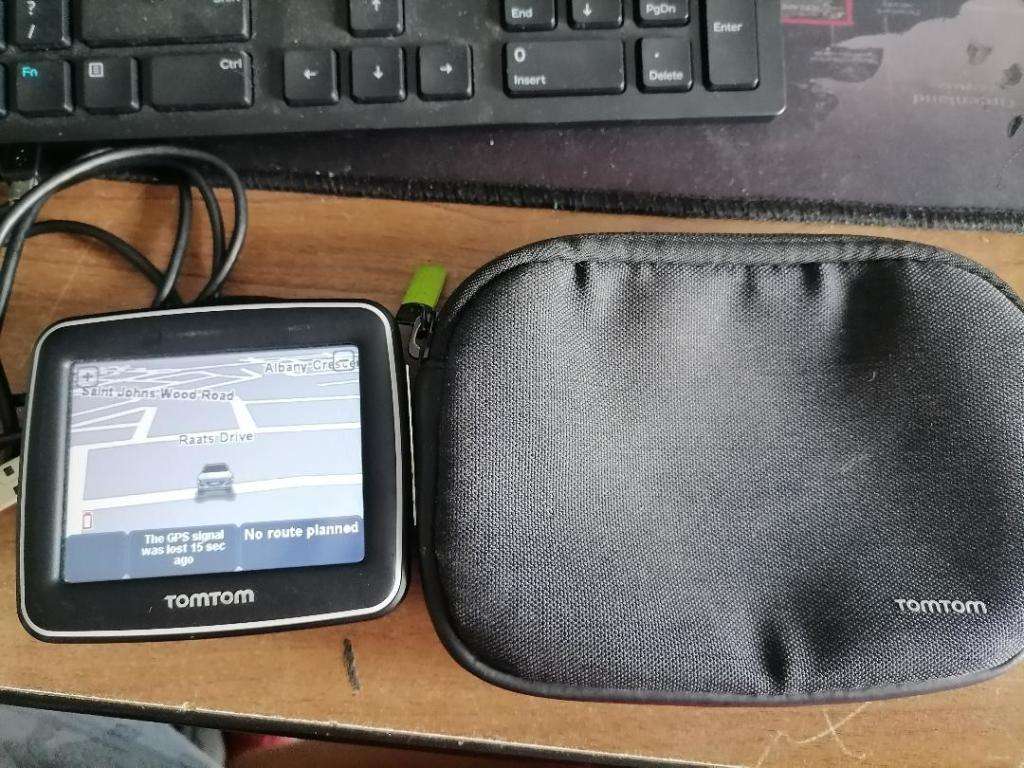 *GRAB THE LAST DEALS OF THE YEAR*R30 FREIGHT* TOMTOM 1EX00 GPS WITH SUCTION MOUNT, CHARGER IN POUCH*