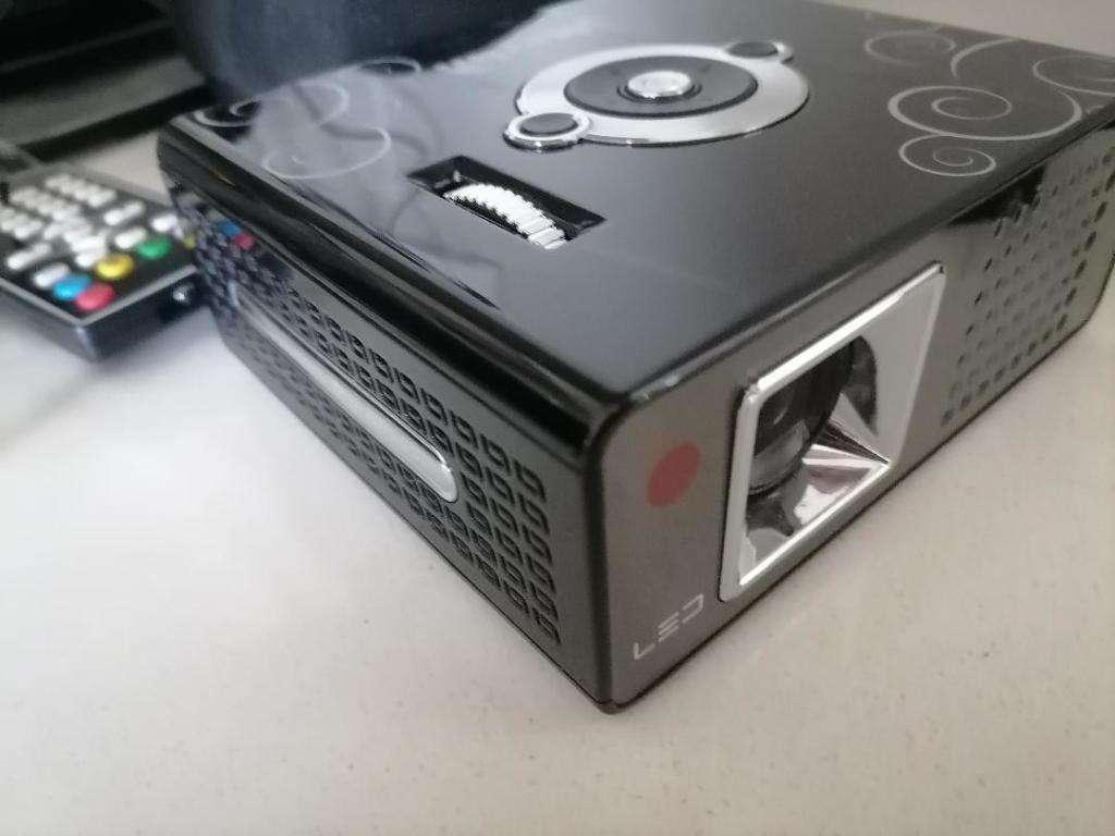 CHRISTMAS DEALS*R30 FREIGHT*MERLIN PRO P MINI LED PROJECTOR +REMOTE*TOP QUALITY OVER R10 000 NEW**