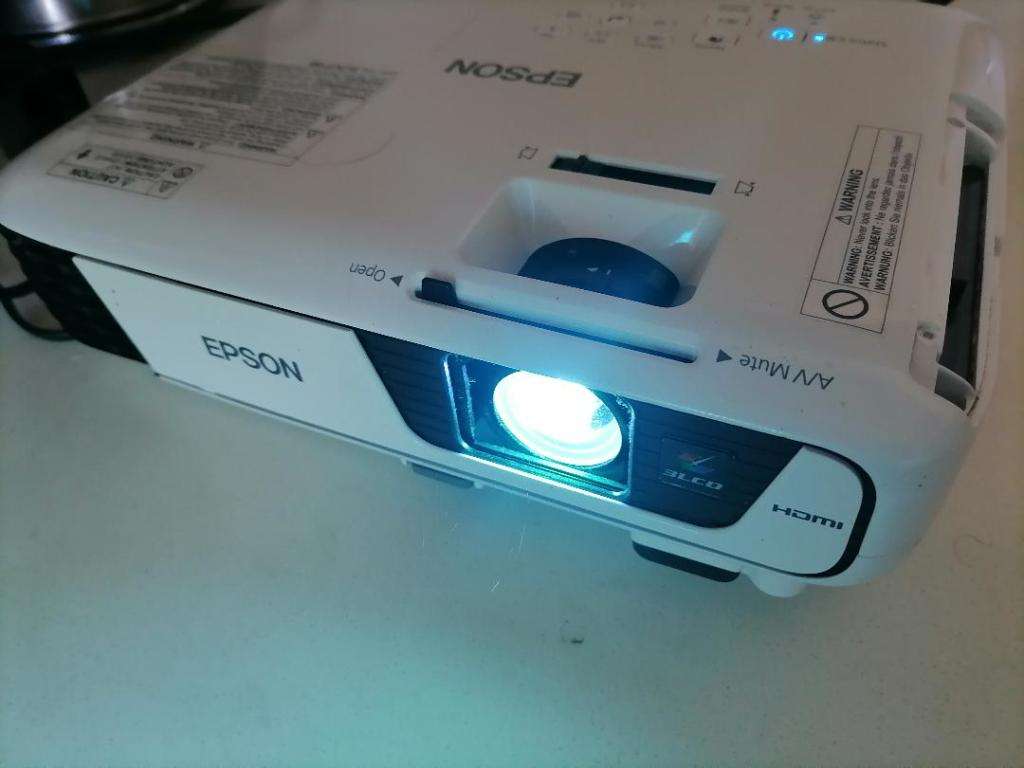*YOUR CHRISTMAS PRESENT*R30 FREIGHT*EPSON HOME CINEMA LCD PROJECTOR*EXCELENT QUALITY*WORKING*