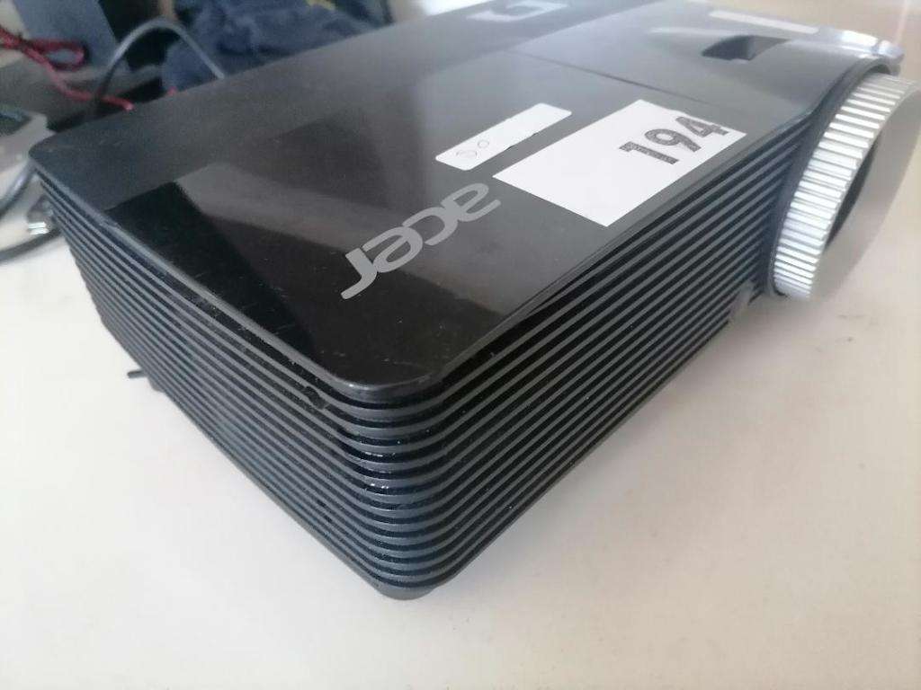**AWESOME DEALS*R30 FREIGHT**ACER X152 DPL PROJECTOR*POWERS ON SCRENN IS RED*NOT SURE IF IT IS RIGHT