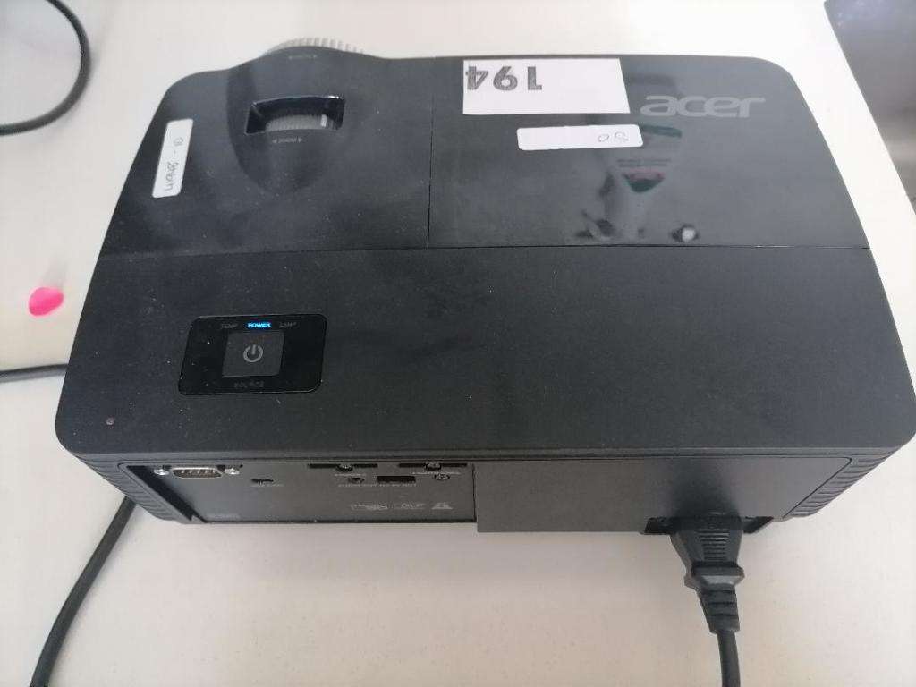 **AWESOME DEALS*R30 FREIGHT**ACER X152 DPL PROJECTOR*POWERS ON SCRENN IS RED*NOT SURE IF IT IS RIGHT