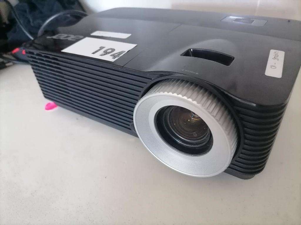 **AWESOME DEALS*R30 FREIGHT**ACER X152 DPL PROJECTOR*POWERS ON SCRENN IS RED*NOT SURE IF IT IS RIGHT