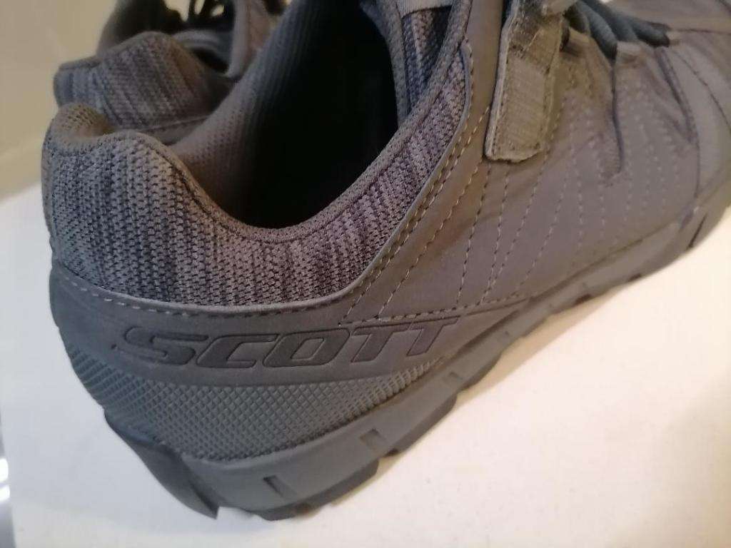 *FRESH FRIDAY DEALS*LIKE NEW SCOTT TRAIL 10.5 CYCLING SHOES WITHH DETACHABLE KLEETS#R2000 RETAIL**