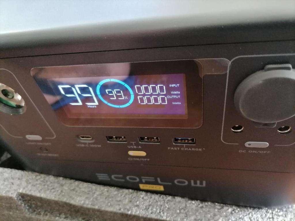 *BRAND NEW ECO FLOW PRO 600W POWER STATION IN BOX WITH MANUAL, CHARGERS, CABLES*R8 800 RETAIL