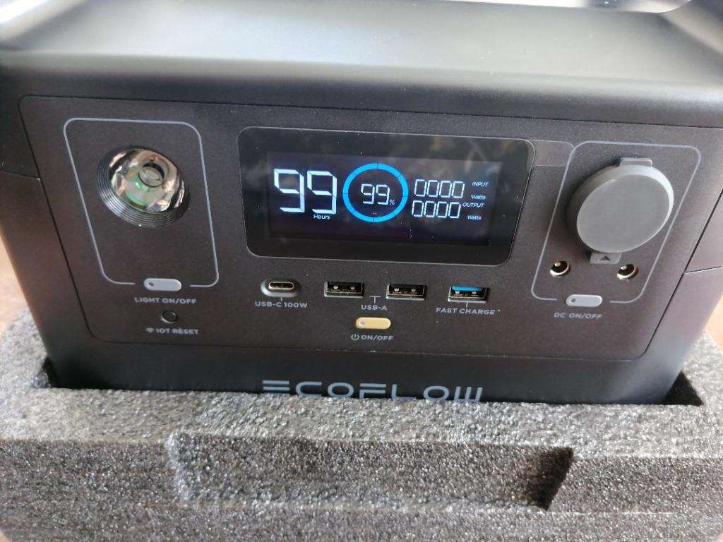 *BRAND NEW ECO FLOW PRO 600W POWER STATION IN BOX WITH MANUAL, CHARGERS, CABLES*R8 800 RETAIL