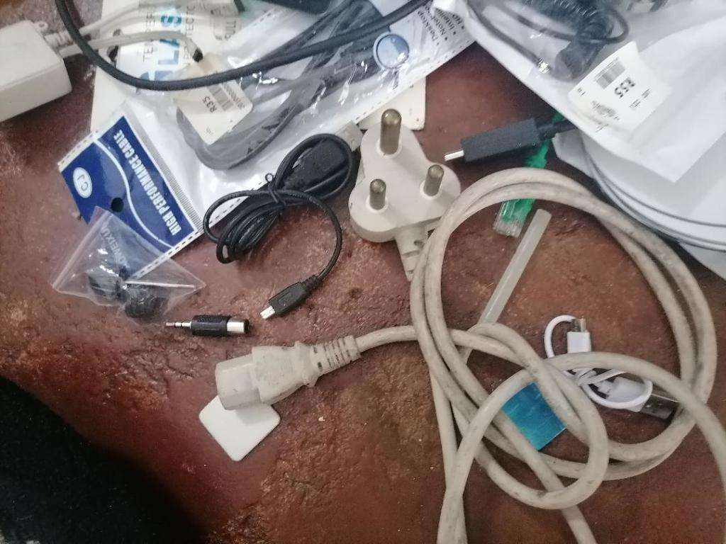 *COMPUTER SHOP LIQUIDATION*LOT OF ELECTRONICS*ONE BID FOR THE LOT AS PER PICS**