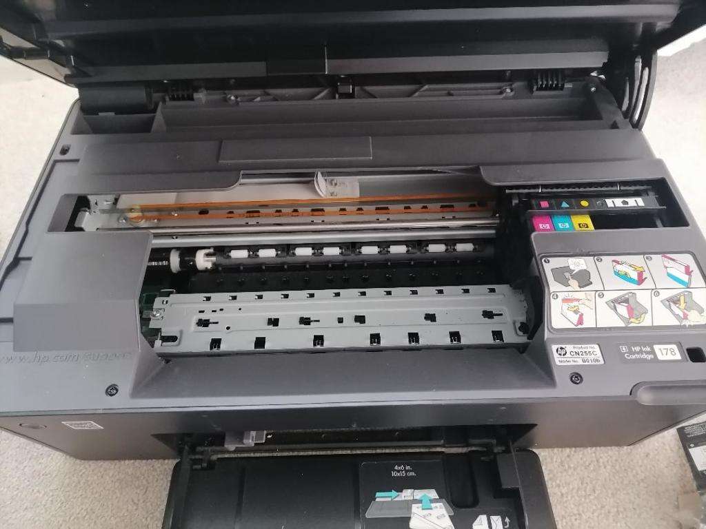 *GRAB THIS AWESOME DEAL*TOP QUALITY HP PHOTOSMART PRINTER WITH PHOTO PAPER,POWER CORD.DISK***