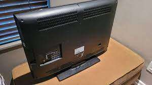 SAMSUNG 32 INCH FLAT SCREEN TV WITH REMOTE