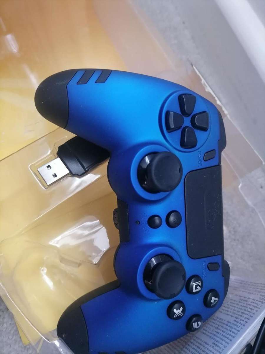 2 X BRAND NEW METALTECH PS4 WIRELESS CONTROLLERS