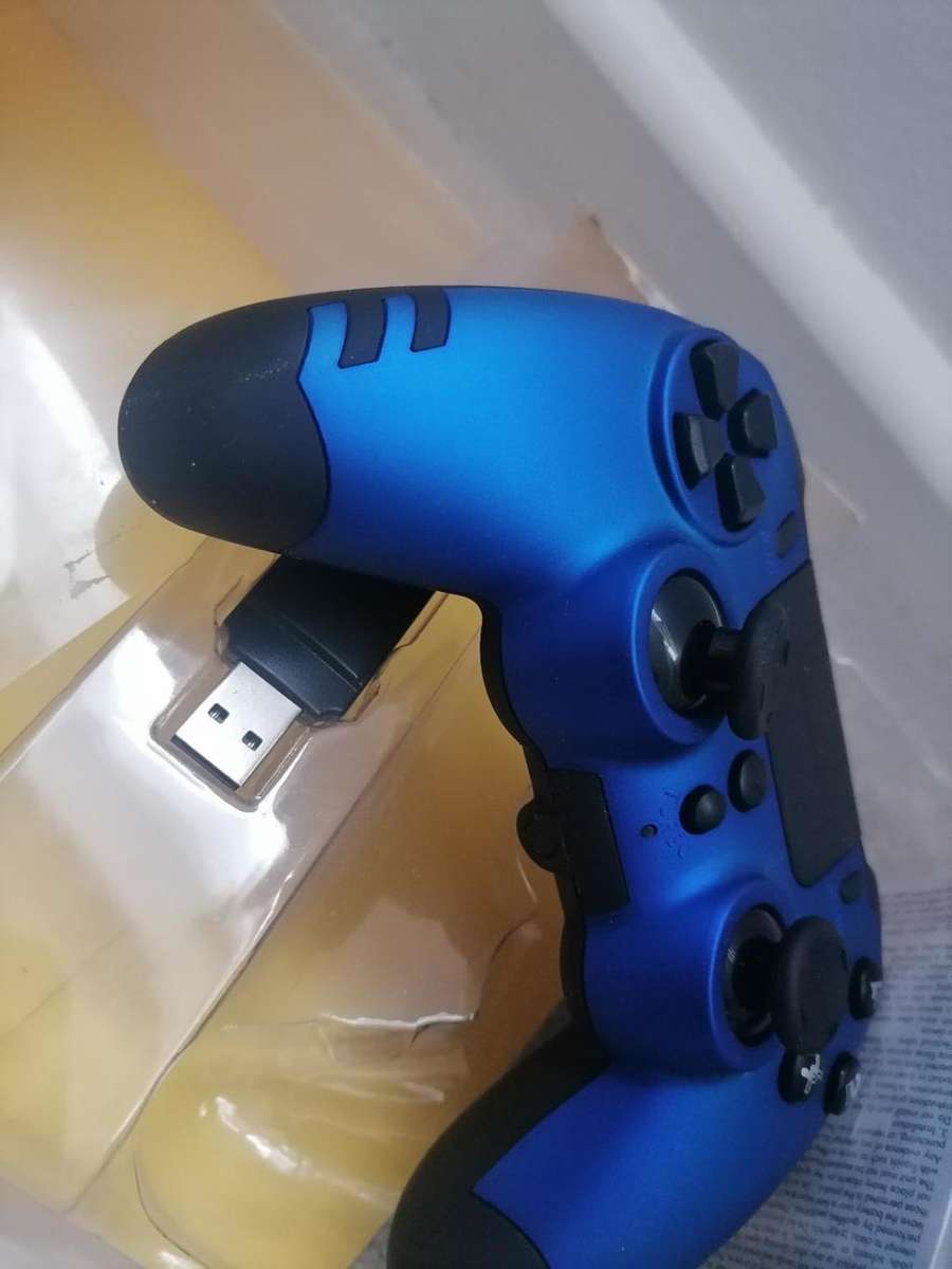 2 X BRAND NEW METALTECH PS4 WIRELESS CONTROLLERS