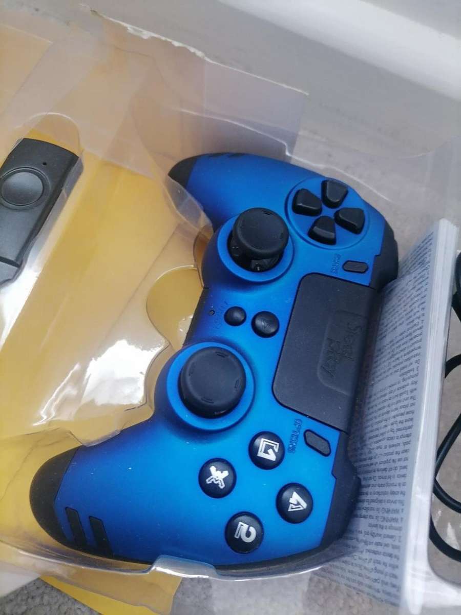 2 X BRAND NEW METALTECH PS4 WIRELESS CONTROLLERS