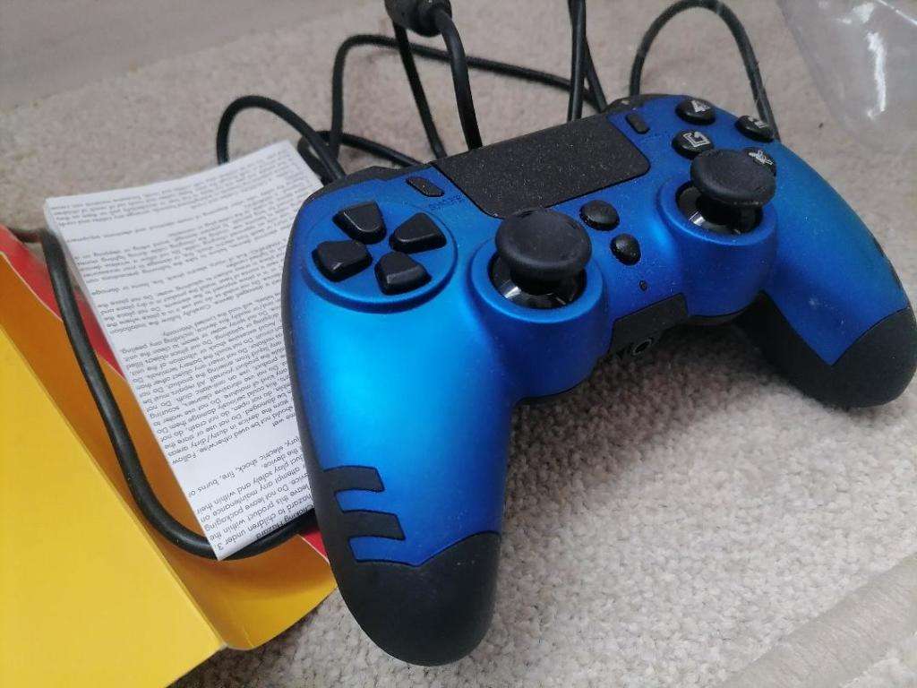 2 X BRAND NEW METALTECH PS4 WIRED CONTROLLERs