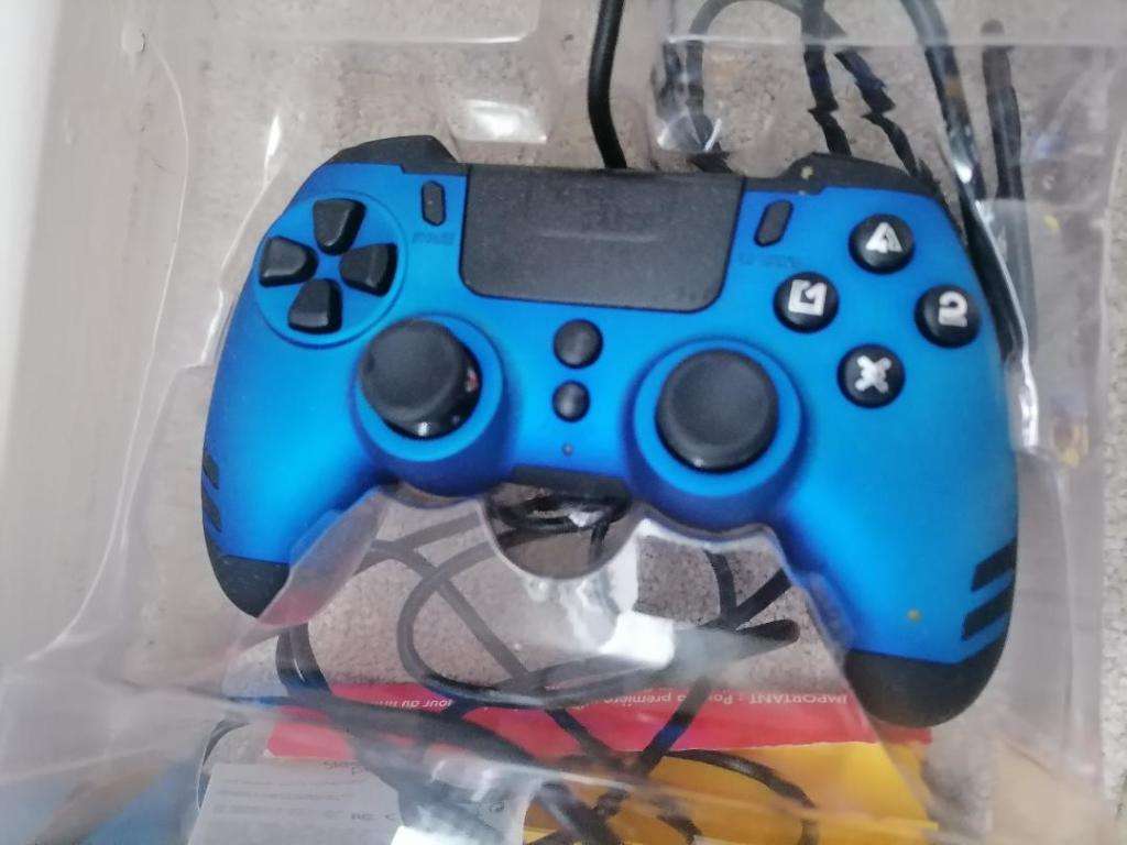 2 X BRAND NEW METALTECH PS4 WIRED CONTROLLERs