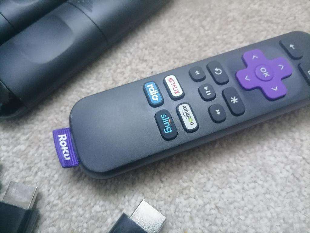 LOT OF 4 X ROKU STREEMING STICK WITH REMOTE*UNTESTED