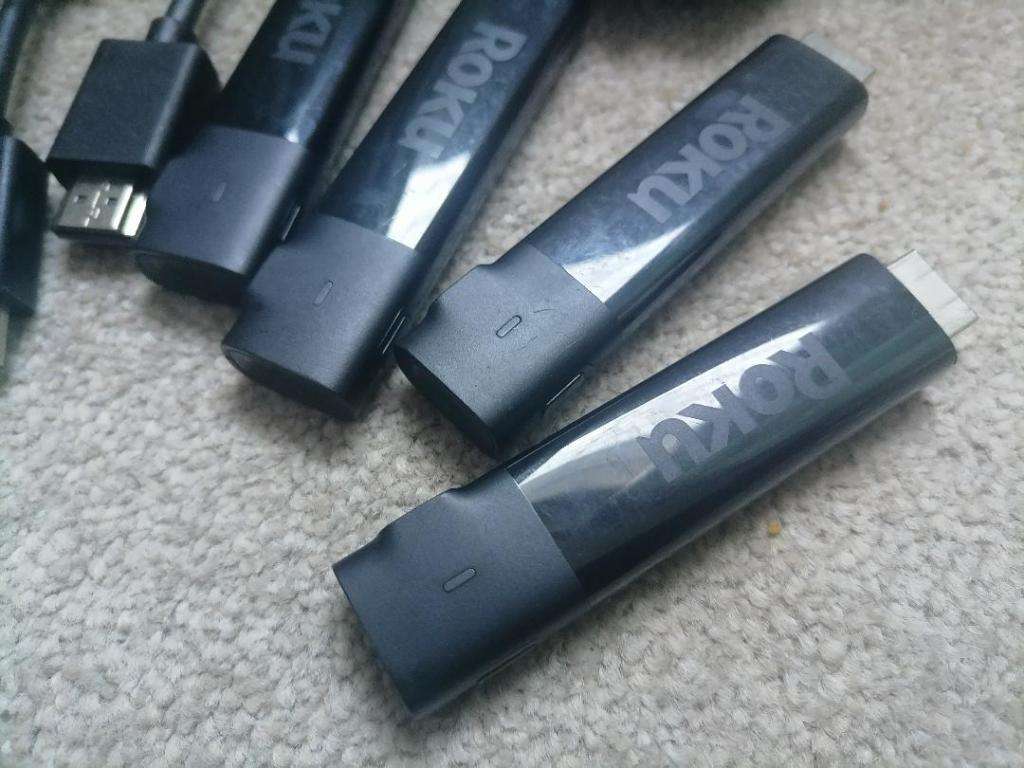 LOT OF 4 X ROKU STREEMING STICK WITH REMOTE*UNTESTED