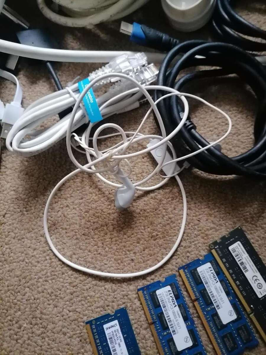 BULK LOT OF ELECTRONICS,EXTENTION CORDS,RAM CARDS,PLUGS,PHONE CHARGERS ETC
