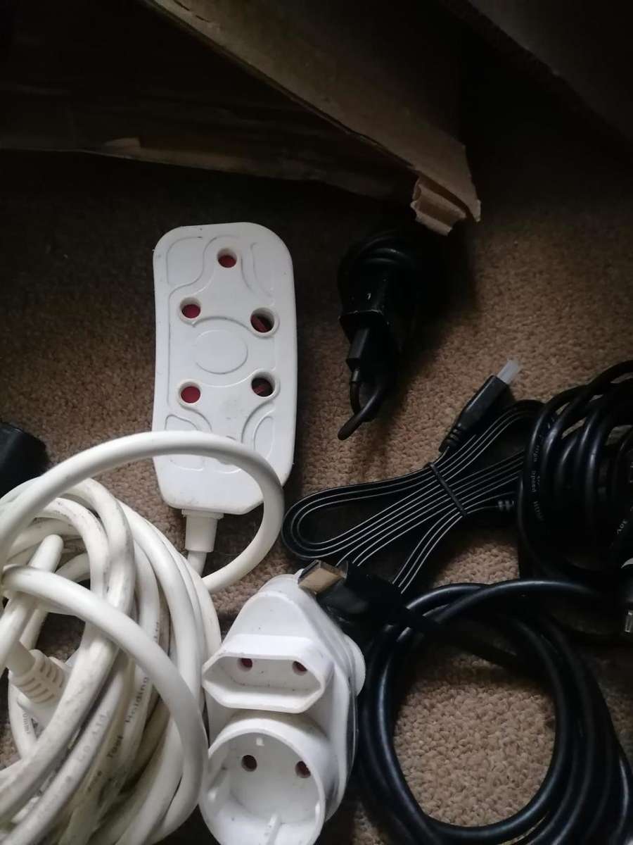 BULK LOT OF ELECTRONICS,EXTENTION CORDS,RAM CARDS,PLUGS,PHONE CHARGERS ETC