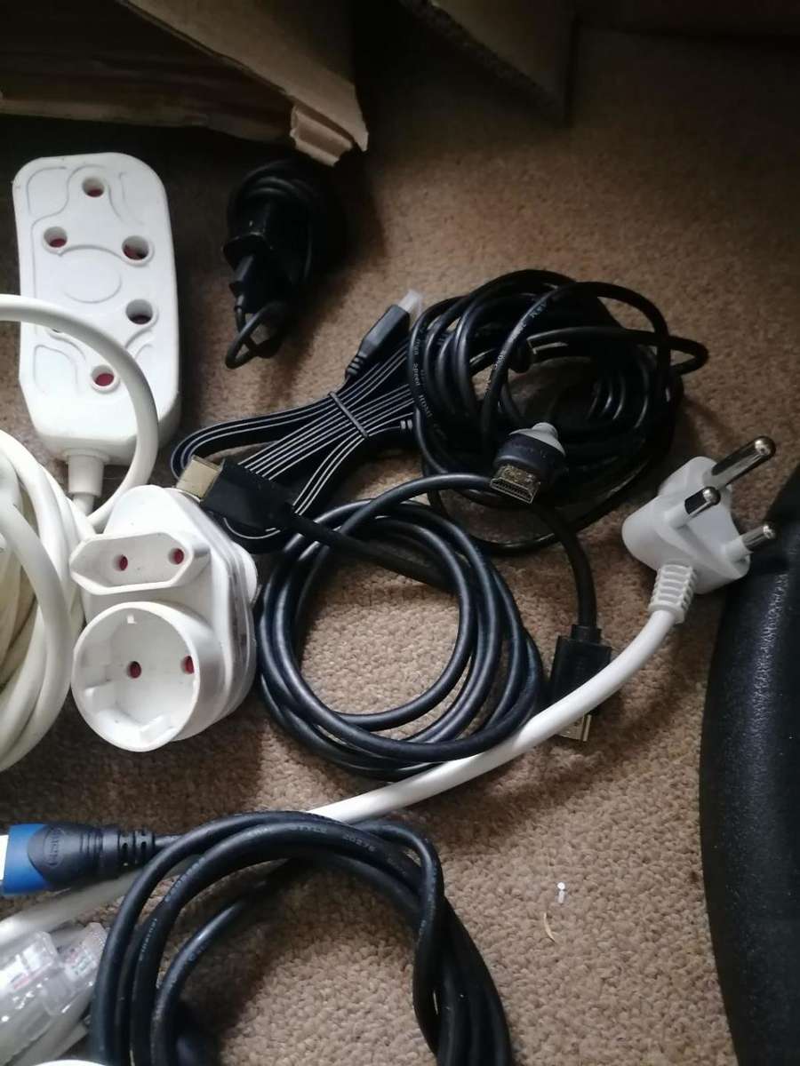 BULK LOT OF ELECTRONICS,EXTENTION CORDS,RAM CARDS,PLUGS,PHONE CHARGERS ETC