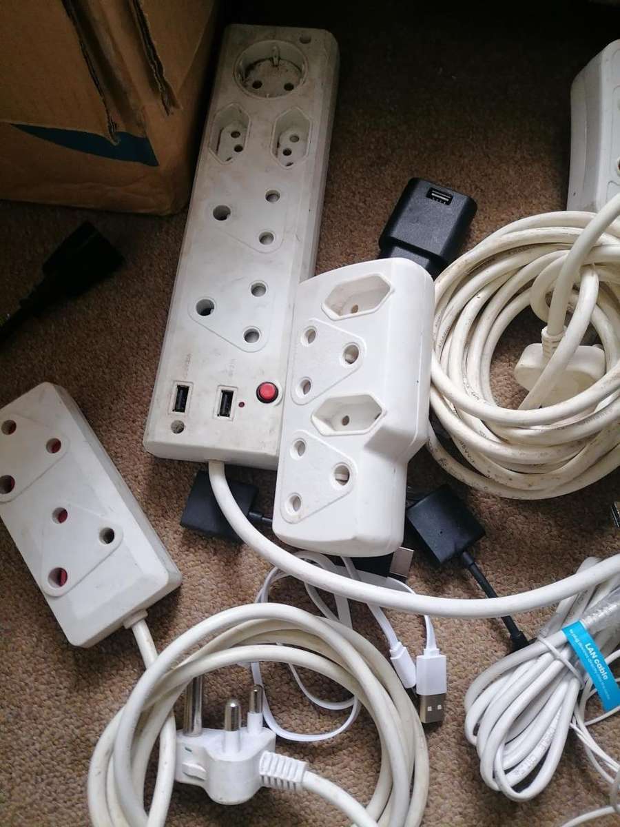 BULK LOT OF ELECTRONICS,EXTENTION CORDS,RAM CARDS,PLUGS,PHONE CHARGERS ETC