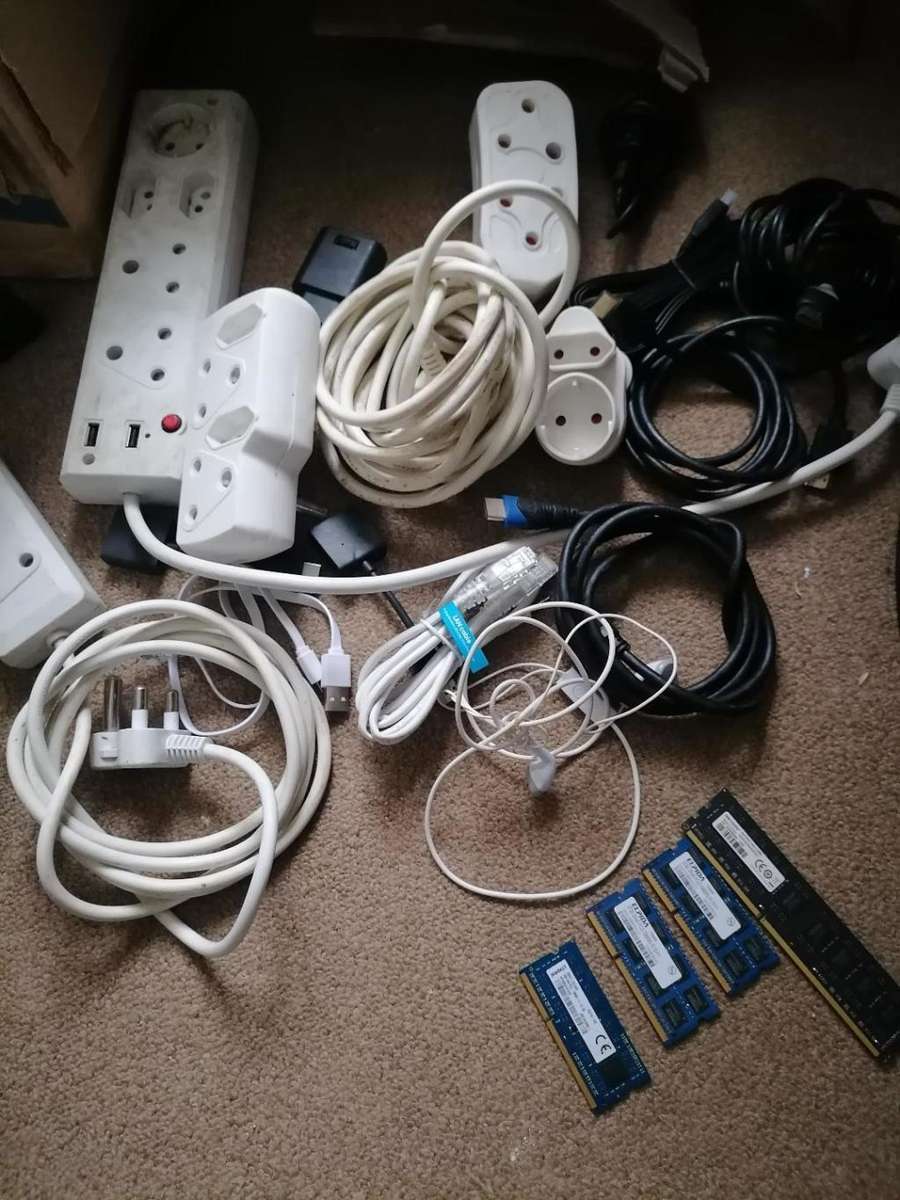 BULK LOT OF ELECTRONICS,EXTENTION CORDS,RAM CARDS,PLUGS,PHONE CHARGERS ETC