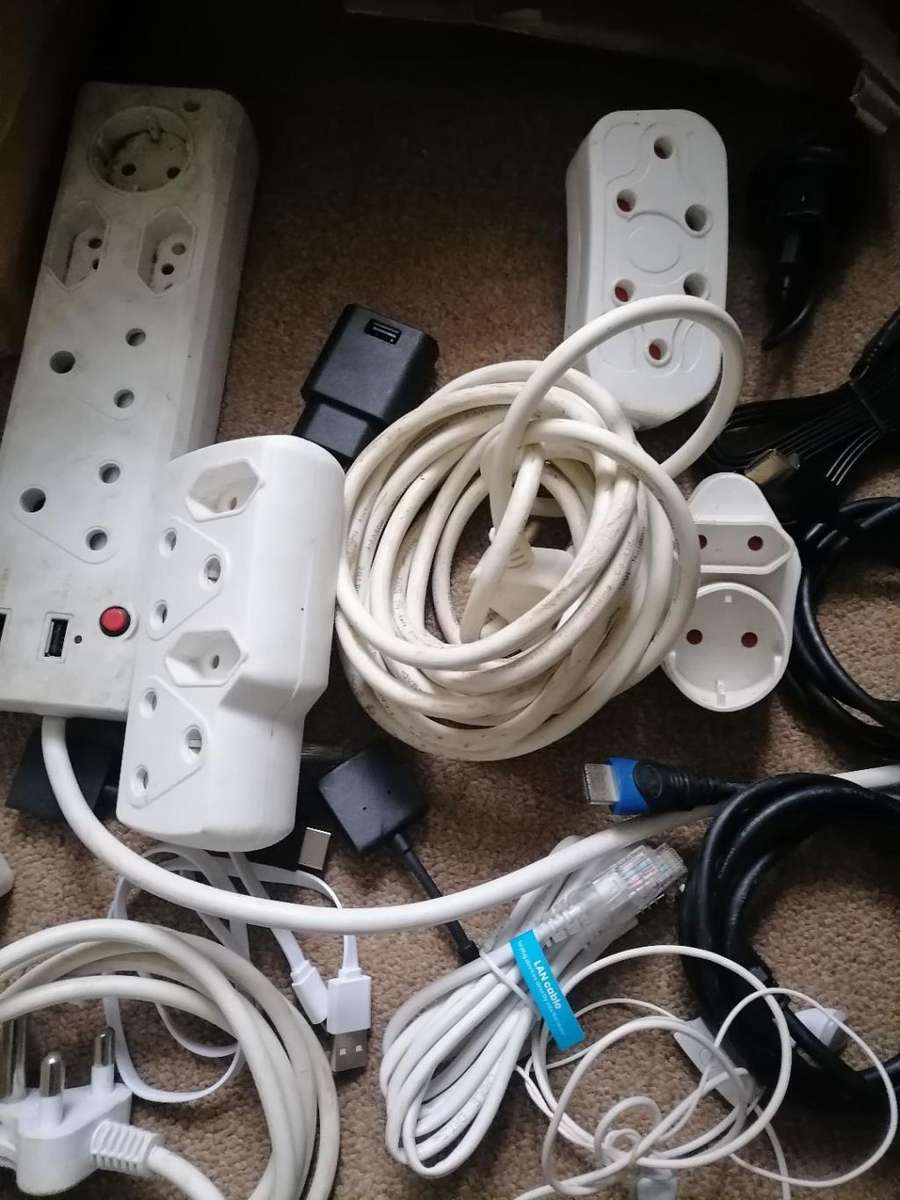 BULK LOT OF ELECTRONICS,EXTENTION CORDS,RAM CARDS,PLUGS,PHONE CHARGERS ETC