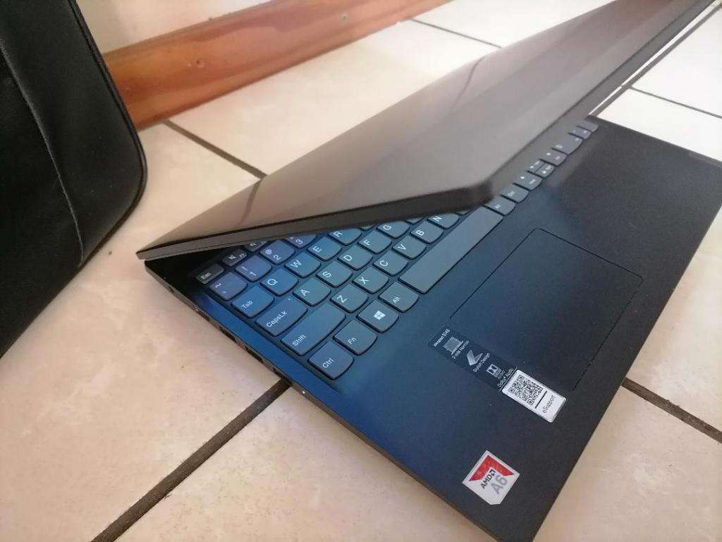 IMMACULATE AMD A6 9TH GEN LENOVO IDEAPAD 8GB RAM,1TG HDD,ORIGINAL CHARGER,BAG,BATTERY 100%