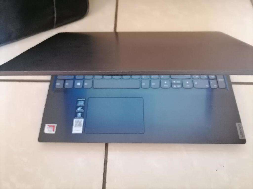 IMMACULATE AMD A6 9TH GEN LENOVO IDEAPAD 8GB RAM,1TG HDD,ORIGINAL CHARGER,BAG,BATTERY 100%