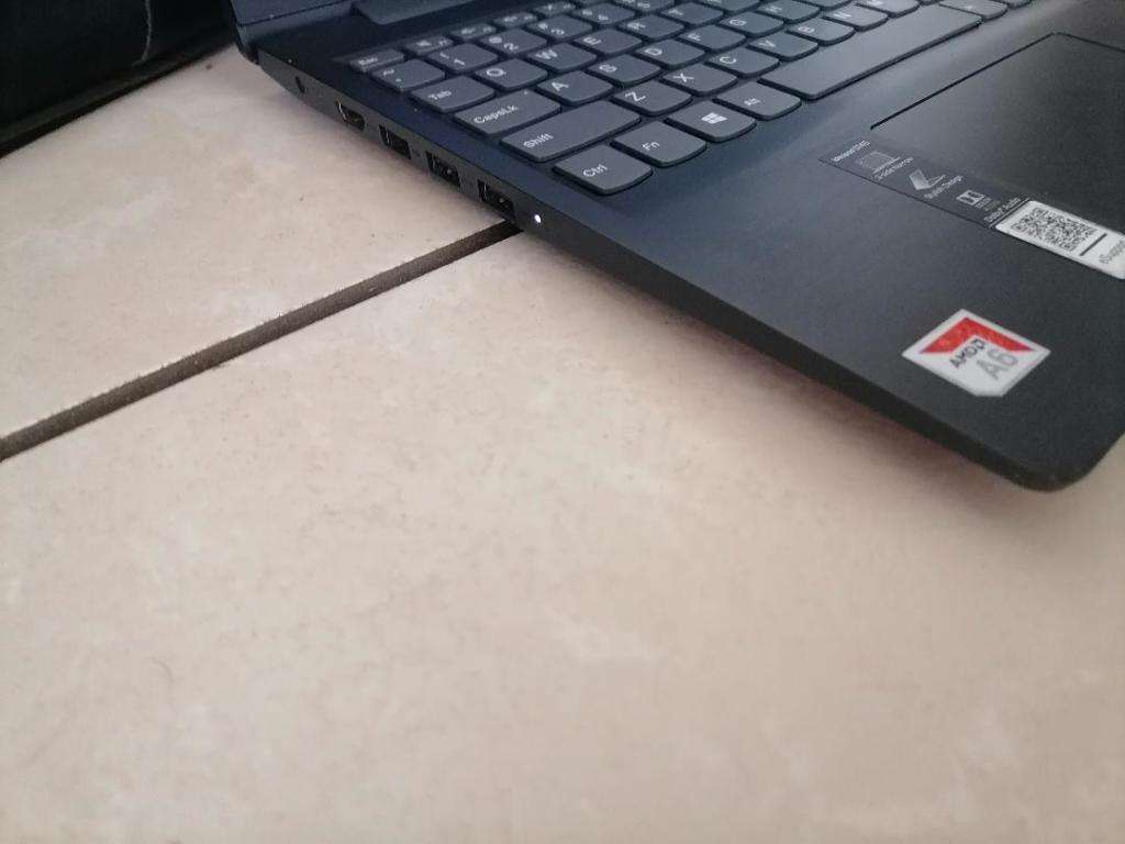 IMMACULATE AMD A6 9TH GEN LENOVO IDEAPAD 8GB RAM,1TG HDD,ORIGINAL CHARGER,BAG,BATTERY 100%