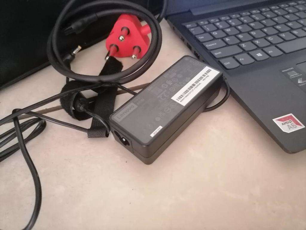 IMMACULATE AMD A6 9TH GEN LENOVO IDEAPAD 8GB RAM,1TG HDD,ORIGINAL CHARGER,BAG,BATTERY 100%