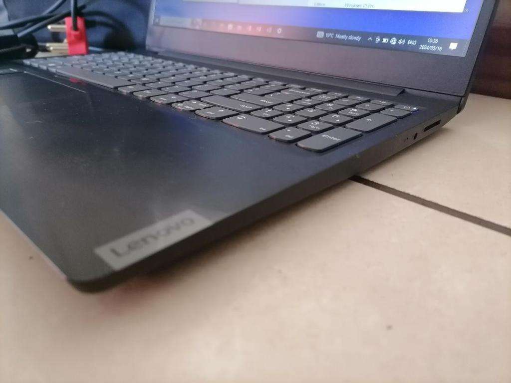 IMMACULATE AMD A6 9TH GEN LENOVO IDEAPAD 8GB RAM,1TG HDD,ORIGINAL CHARGER,BAG,BATTERY 100%