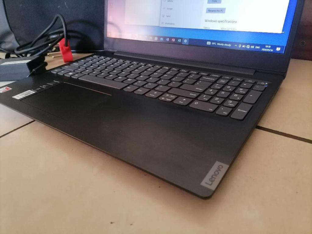 IMMACULATE AMD A6 9TH GEN LENOVO IDEAPAD 8GB RAM,1TG HDD,ORIGINAL CHARGER,BAG,BATTERY 100%