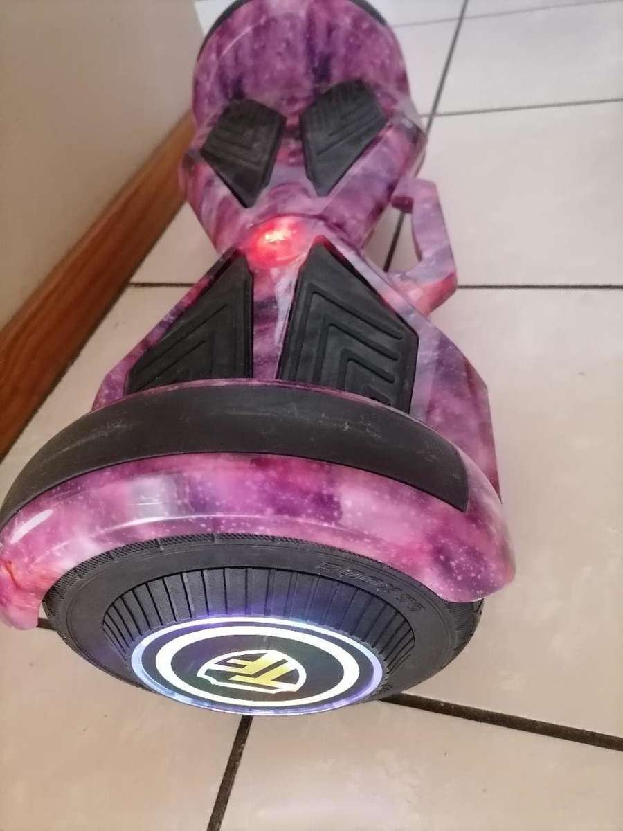 8` SMART BALANCE BOARD, NO CHARGER, POWERS ON, NOT MOVING CORRECTLY