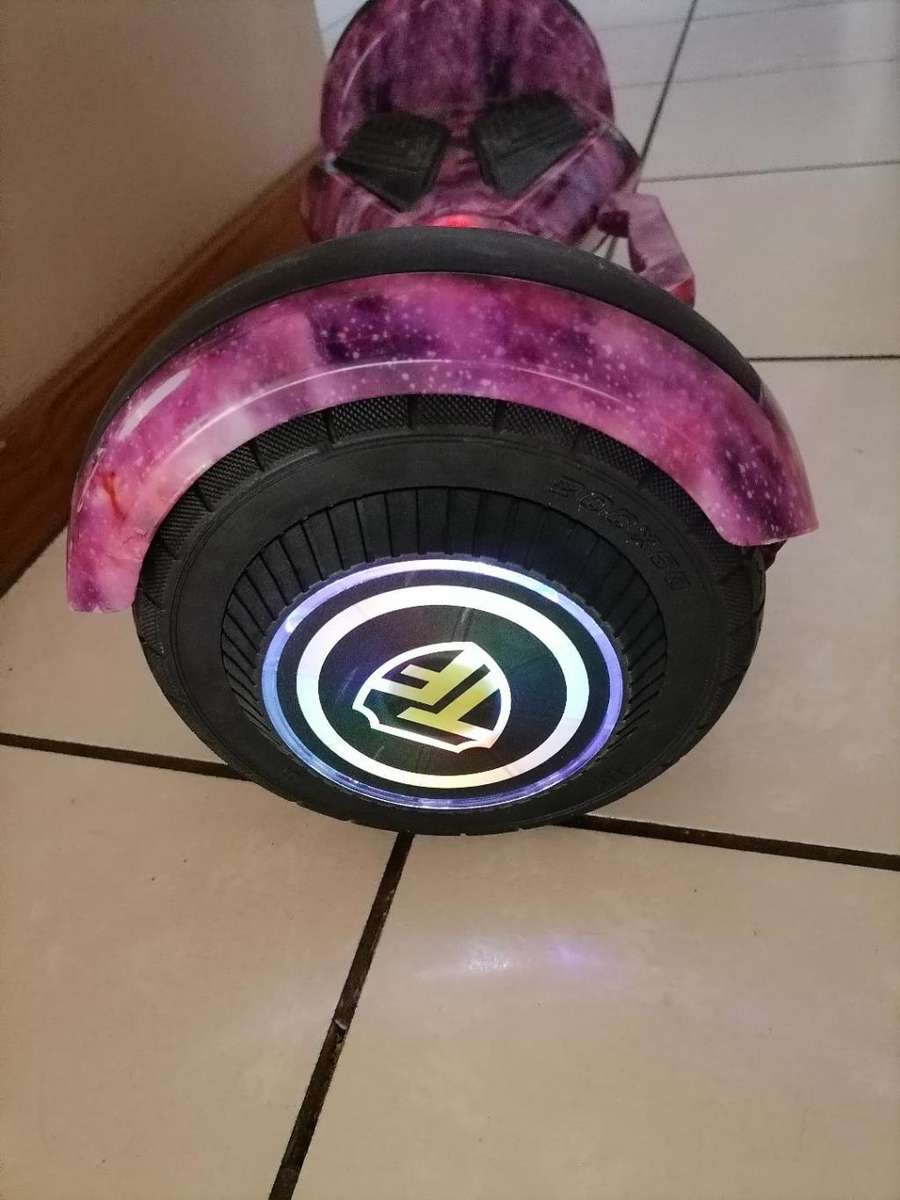 8` SMART BALANCE BOARD, NO CHARGER, POWERS ON, NOT MOVING CORRECTLY
