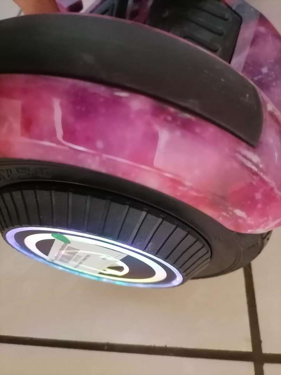 8` SMART BALANCE BOARD, NO CHARGER, POWERS ON, NOT MOVING CORRECTLY