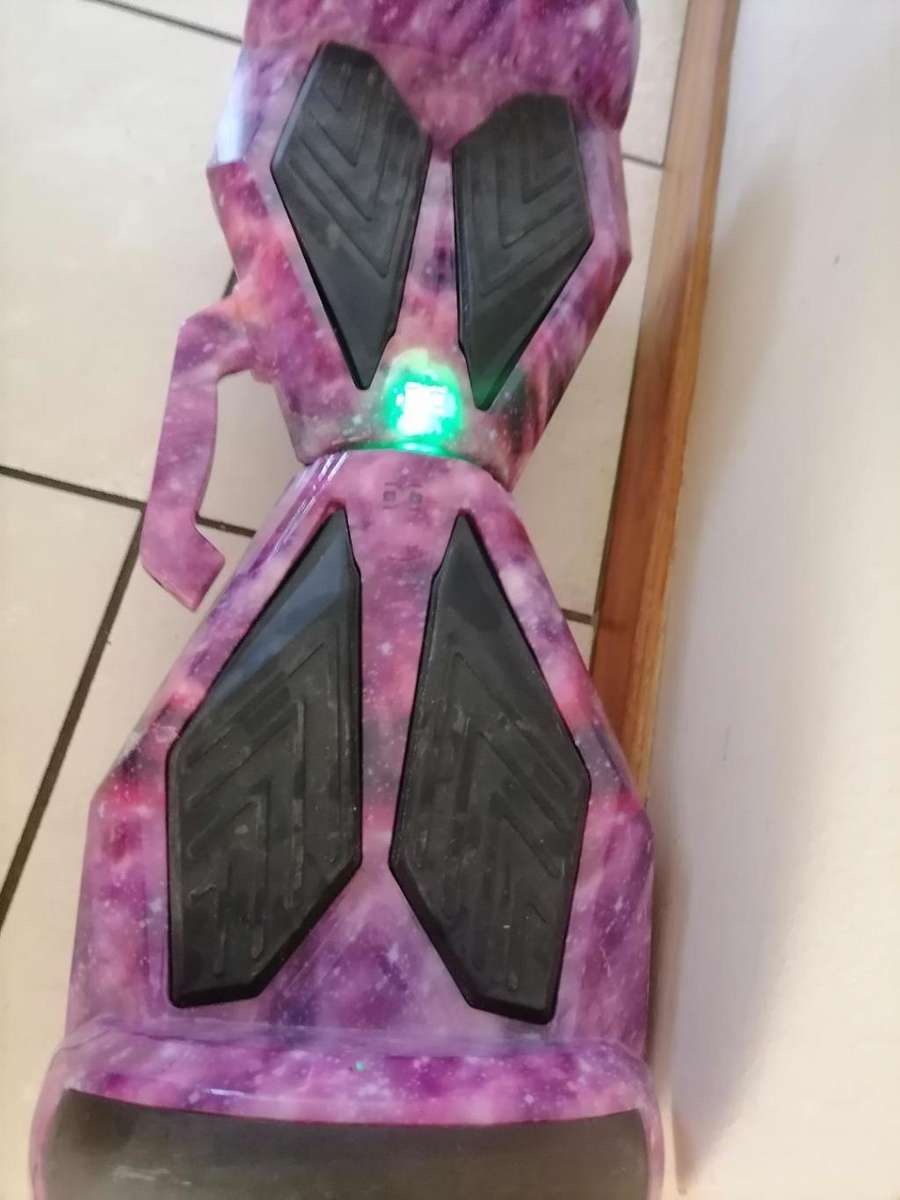 8` SMART BALANCE BOARD, NO CHARGER, POWERS ON, NOT MOVING CORRECTLY