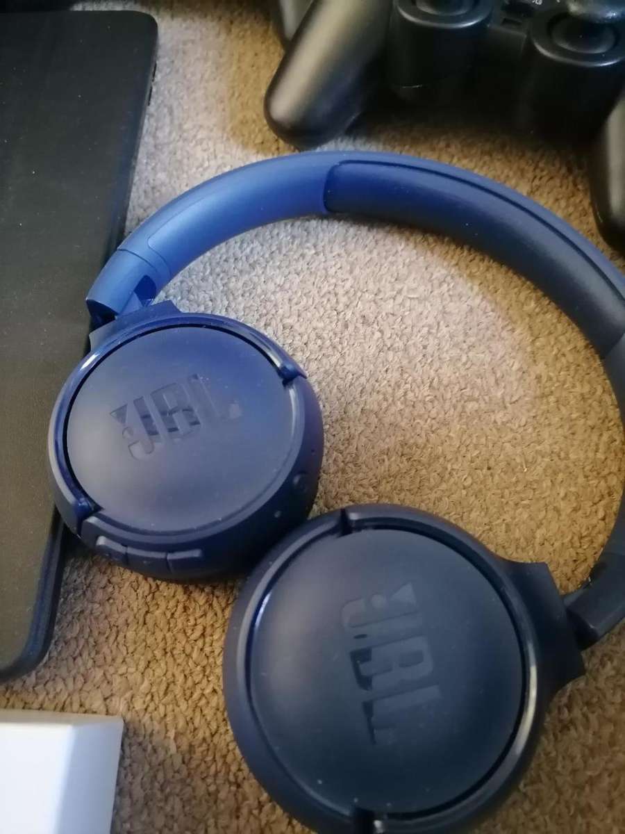 BULK LOT OF UNTESTED ITEMS, SMART WATCHES,JBL HEADSET,AIR PODS,GAMING CONTROLLERS, ONE BID FOR LOT