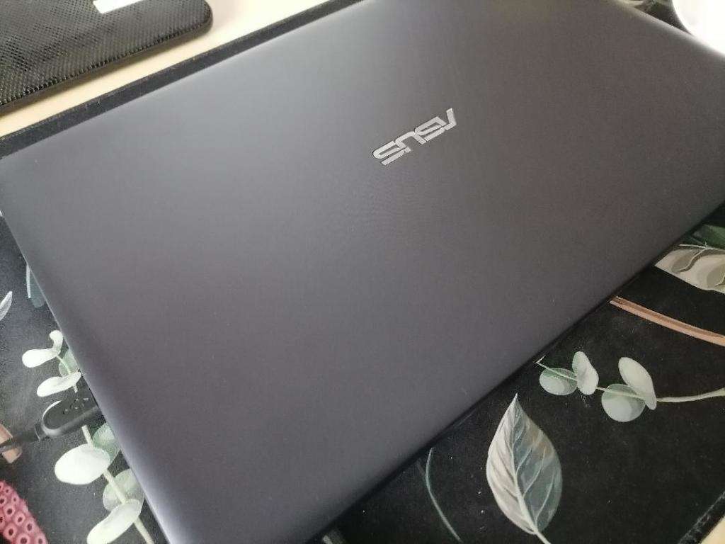 IMMACULATE i7 ASUS VIVOBOOK 8TH GEN, 8GB RAM, 1TB HDD, BATTERY 100%,ORIGINAL CHARGER INCL