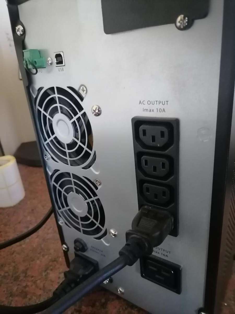 PROLINE I3000 G2 3KVA UPS WITH BUILT IN BATTERIES, WORKING, POWER CORD INCL